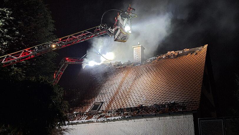 Nach einem Blitzeinschlag hat am Montagabend in Solln ein weiterer Dachstuhl gebrannt.