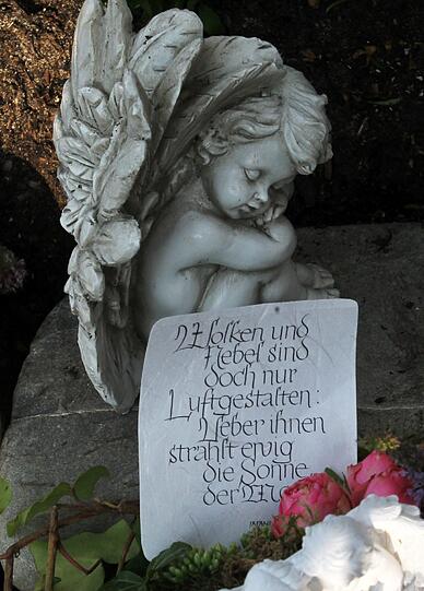 Das Doppelgrab der ermordeten Mädchen aus Krailling. Sharon (11) und Chiara (8) starben am 24. März 2011.