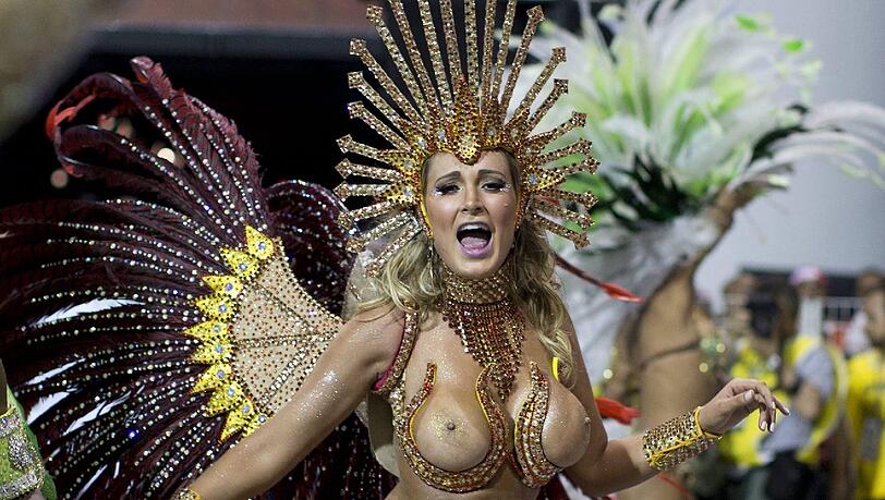 Ziemlich bunt, ziemlich heiß und ziemlich nackt: Beim Sambodromo tobt der brasilianische Karneval bei Temperaturen von über 30 Grad. Die Bilder.