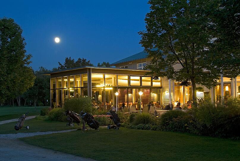 Clubhaus des Eschenrieder Golfplatzes bei Nacht