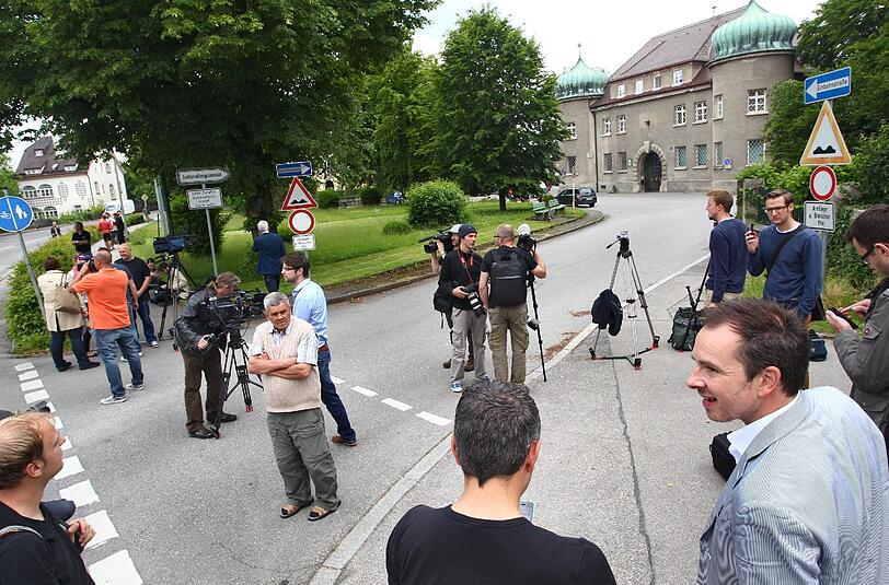 Fotografen und Jounalisten warten am Montag vergeblich auf einen Blick auf Uli Hoeneß.