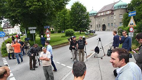 Fotografen und Jounalisten warten am Montag vergeblich auf einen Blick auf Uli Hoeneß.