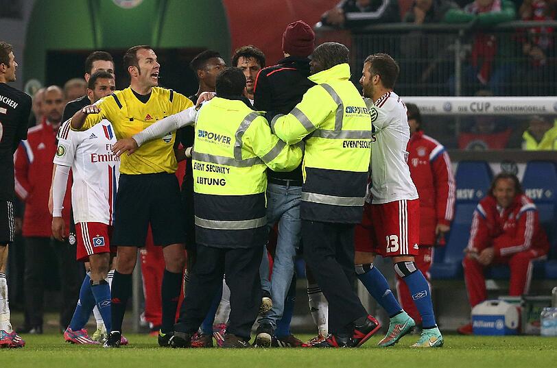 Unschöne Szene kurz vor Spielende: Ein Flitzer schlägt Franck Ribéry mit seinem Schal.