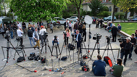 Die Journalisten mussten am Montag immer wieder vertröstet werden.