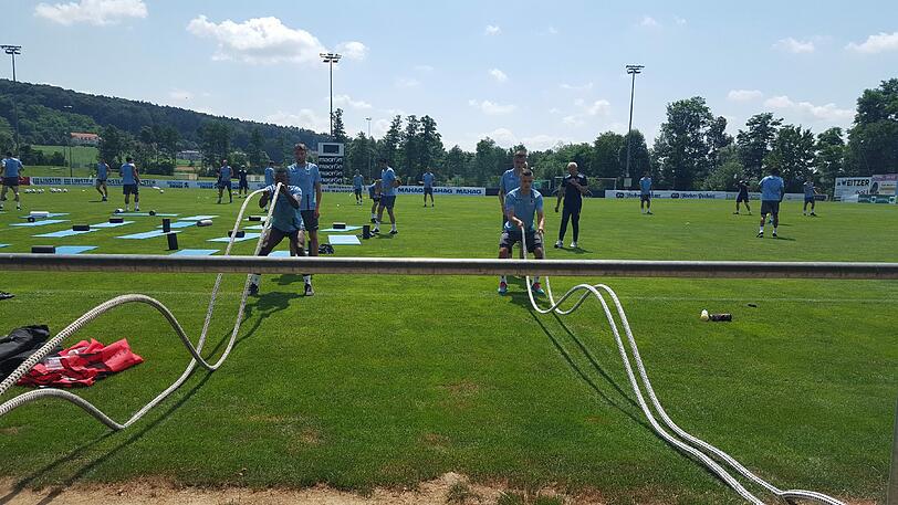 Die Löwen schwitzen in Bad Waltersdorf: die ersten Fotos von 1860-Trainer Kosta Runjaic und seinem Team im Trainingslager - auch Präsident Peter Cassalette ist mit seinem Vize Heinz Schmidt in der Steiermark eingetroffen.