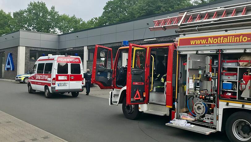 Rettungsfahrzeuge stehen vor einem Supermarkt in Bochum. Nachdem Mitarbeiter eine Spinne in einem Bananenkarton bemerkt hatten, alarmierten sie die Feuerwehr. Rettungsfahrzeuge stehen vor einem Supermarkt in Bochum. Nachdem Mitarbeiter eine Spinne in einem Bananenkarton bemerkt hatten, alarmierten sie die Feuerwehr.