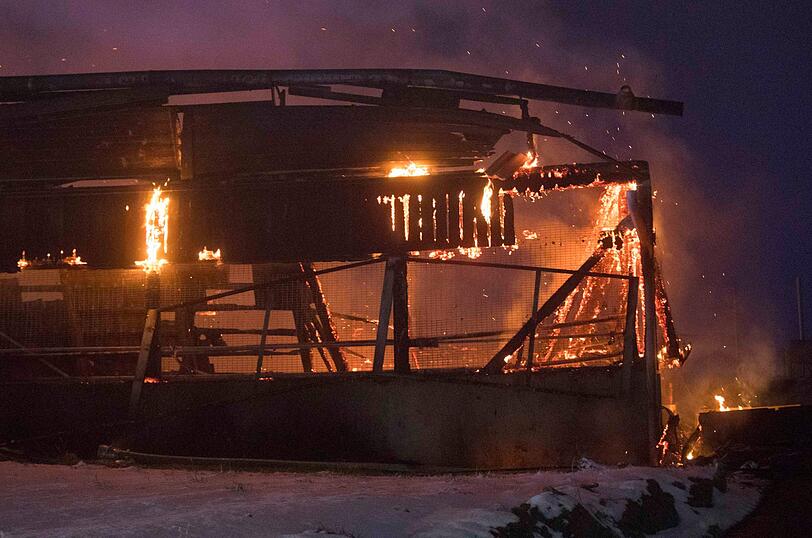 Ein Putenmastbetrieb in Petting wurde in der Nacht auf Mittwoch bei einem Feuer völlig zerstört. Die Bilder vom Einsatz.