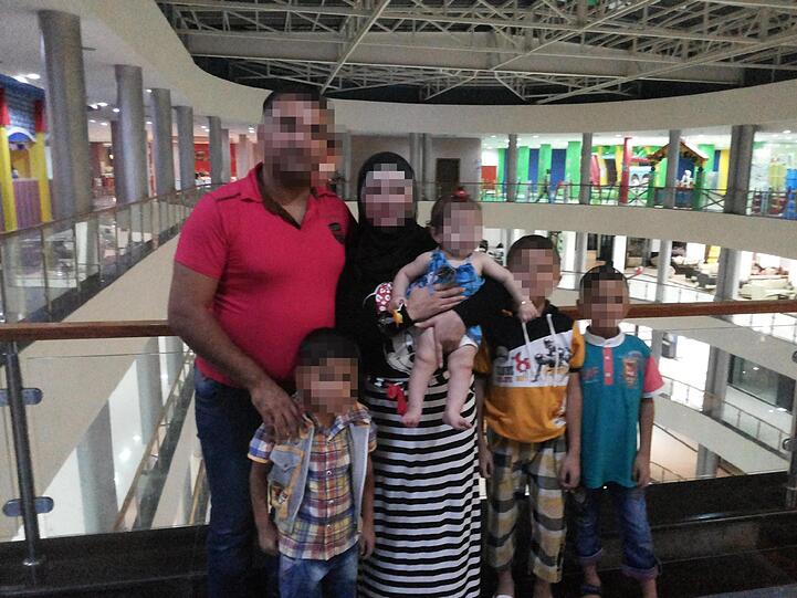 Da war die Familie noch glücklich vereint: Osman N. (36) und seine Frau Hasnaa A. (30) mit ihren vier Kindern.