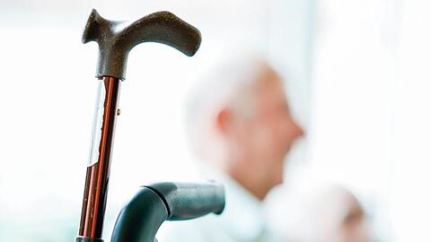 Immer mehr Ausbildungsabschlüsse aus dem Ausland werden wegen anhaltenden Bedarfs an Pflegekräften in Deutschland anerkannt.
