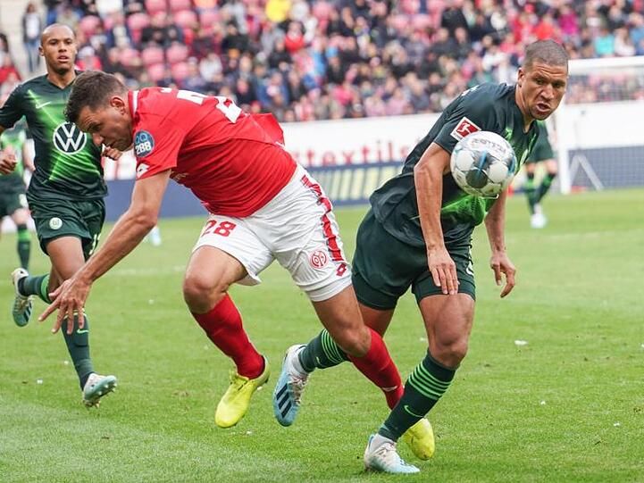 Der Mainzer Adam Szalai (l) und der Wolfsburger Jeffrey Bruma im Zweikampf.
