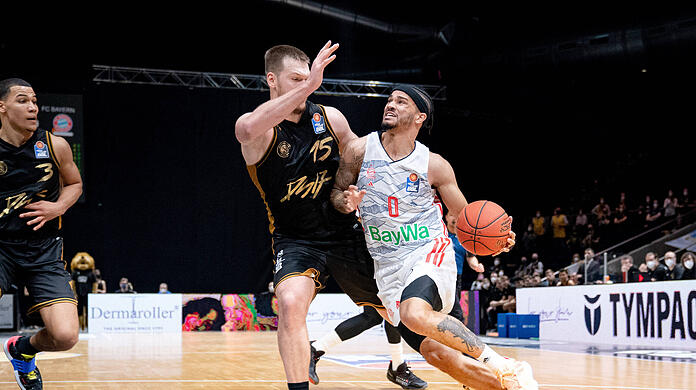 Nick Weiler-Babb (re.) gewinnt mit den Basketballern des FC Bayern gegen Braunschweig.
