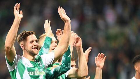 Werders Torschütze zum 1:0, Niclas Füllkrug, feiert mit den Fans.