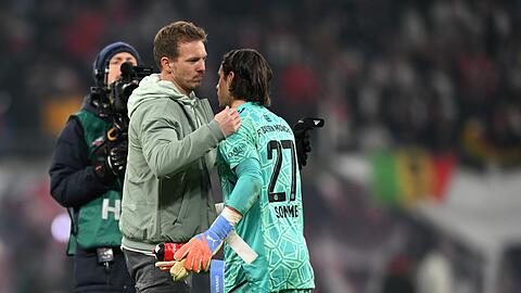 Münchens Trainer Julian Nagelsmann (l) bedankt sich nach dem Spiel bei Torwart Yann Sommer.