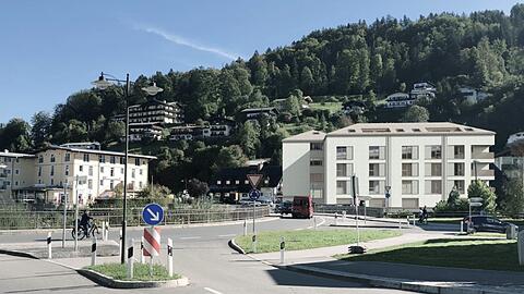 Der Neubau der Sparkasse an zentraler Stelle in Berchtesgaden soll allein Mitarbeitern von örtlichen Firmen zur Verfügung stehen.