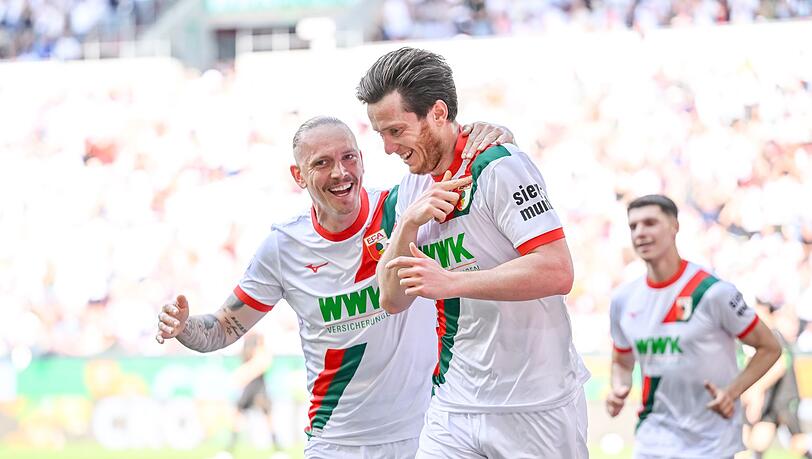 Matchwinner per Doppelpack: Augsburg-Stürmer Michael Gregoritsch (Mitte). Matchwinner per Doppelpack: Augsburg-Stürmer Michael Gregoritsch (Mitte).