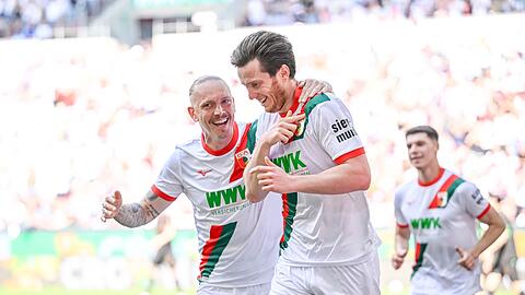 Matchwinner per Doppelpack: Augsburg-St&uuml;rmer Michael Gregoritsch (Mitte).