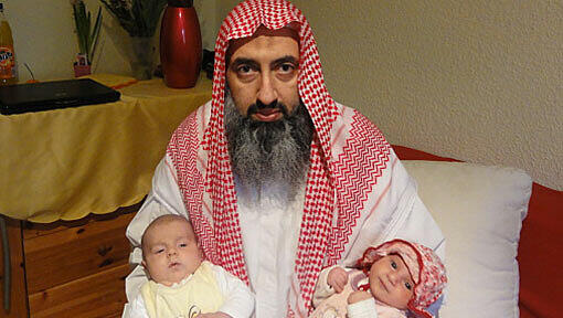 Sie sind im Januar nur drei Tage nacheinander geboren, während ihr Vater Imam Abu Adam in U-Haft saß: der Bub Anees (links, 37 Tage alt) und das Mädchen Aneesha (34 Tage). Sie sind im Januar nur drei Tage nacheinander geboren, während ihr Vater Imam Abu Adam in U-Haft saß: der Bub Anees (links, 37 Tage alt) und das Mädchen Aneesha (34 Tage).