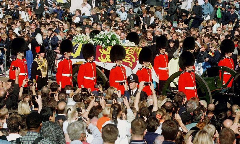Ein Rückblick auf das bewegte Leben von Prinzessin Diana. Der Tod von Prinzessin Diana ist 15 Jahre her, doch im öffentlichen Bewusstsein geht ihre Geschichte weiter.