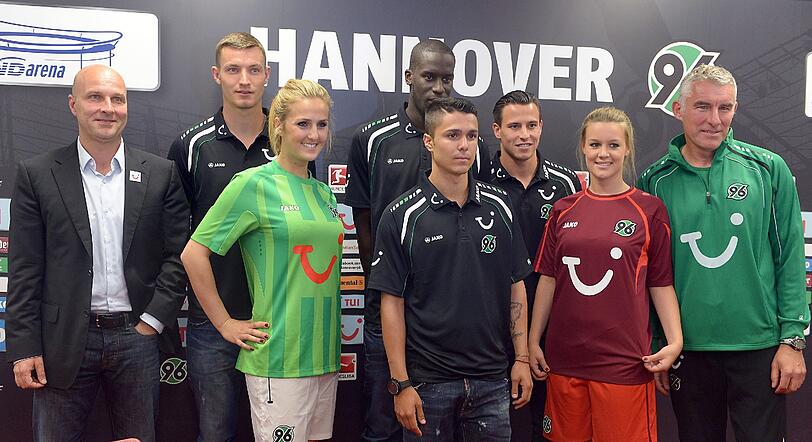 Auch Hannover 96 setzt auf kräftige Farben: Zuhause tritt man in bordeauxrot mit hellen Farbakzenten auf. Das Ausweichtrikot hat dunkel- und hellgrüne Längsstreifen.