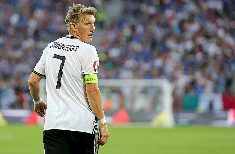 Der Kapitän ist wieder in der Startelf dabei: Gegen Frankreich wird Bastian Schweinsteiger erstmals bei dieser EM von Beginn an spielen.