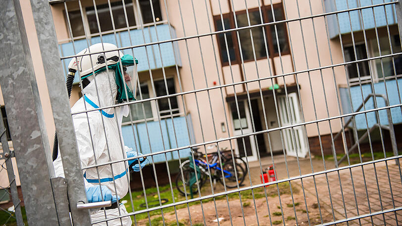 Der Tag danach. Polizei- und Security-Mitarbeiter am Gebäude, in dem es in der Nacht gebrannt hat.
