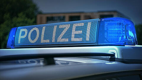 Ein Unbekannter hat am Flaucher eine junge Frau belästigt. Jetzt sucht die Polizei den Mann.