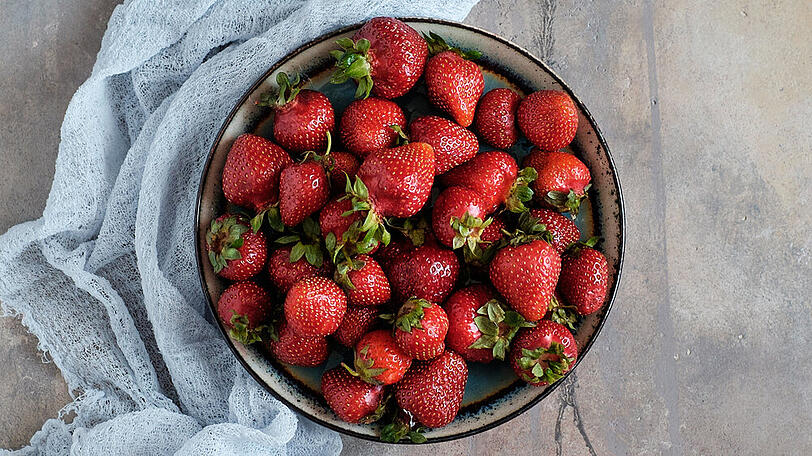 Bevor Erdbeeren im Kühlschrank landen, sollte man sie gründlich abtrocknen.