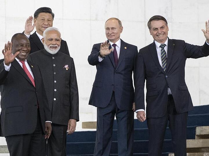 Cyril Ramaphosa (l-r), Präsident von Südafrika, Xi Jingping, Präsident von China, Narendra Modi, Premierminister von Indien, Wladimir Putin, Präsident von Russland, und Jair Bolsonaro, Präsident von Brasilien, winken auf dem BRICS-Gipfel Fotografen zu.