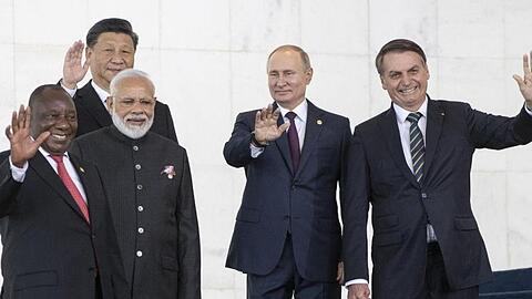 Cyril Ramaphosa (l-r), Präsident von Südafrika, Xi Jingping, Präsident von China, Narendra Modi, Premierminister von Indien, Wladimir Putin, Präsident von Russland, und Jair Bolsonaro, Präsident von Brasilien, winken auf dem BRICS-Gipfel Fotografen zu.