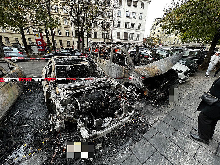 Insgesamt vier Autos brannten in der Klenzestraße.