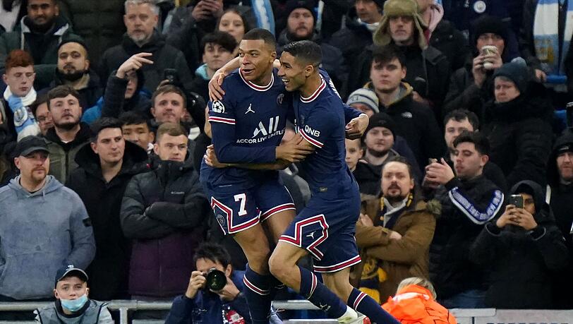 Bei PSG Mitspieler, im WM-Halbfinale Gegner: Kylian Mbappe (l) und Achraf Hakimi.