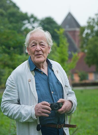 Der Regisseur Hans-Jürgen Syberberg im Park seines Gutshauses in Nossendorf bei Demmin. Auch in München hat er einen Wohnsitz.