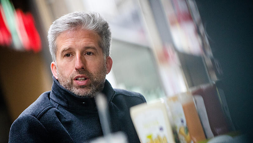 Der 53-J&auml;hrige ist ein ehemaliger Gr&uuml;nen-Politiker und seit 2007 Oberb&uuml;rgermeister der Stadt T&uuml;bingen. Er wurde dem realpolitischen Parteifl&uuml;gel der Gr&uuml;nen zugeordnet. Er ist sich sicher: "Vorschriften, was man alles noch sagen darf und was nicht, machen die Leute kirre und treiben sie zur AfD."