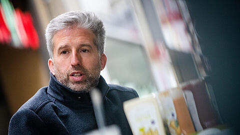 Der 53-J&auml;hrige ist ein ehemaliger Gr&uuml;nen-Politiker und seit 2007 Oberb&uuml;rgermeister der Stadt T&uuml;bingen. Er wurde dem realpolitischen Parteifl&uuml;gel der Gr&uuml;nen zugeordnet. Er ist sich sicher: "Vorschriften, was man alles noch sagen darf und was nicht, machen die Leute kirre und treiben sie zur AfD."