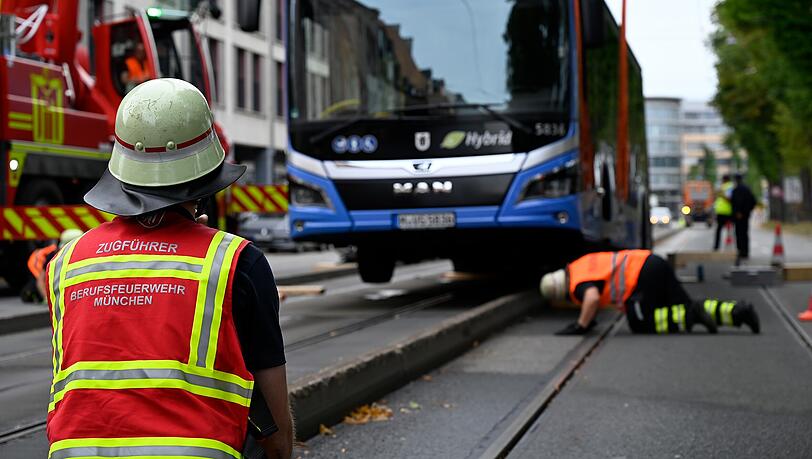 Weil die Feuerwehrleute die Räder unterbauten, fand der Bus aus eigener Kraft wieder in seine Spur. Weil die Feuerwehrleute die Räder unterbauten, fand der Bus aus eigener Kraft wieder in seine Spur.