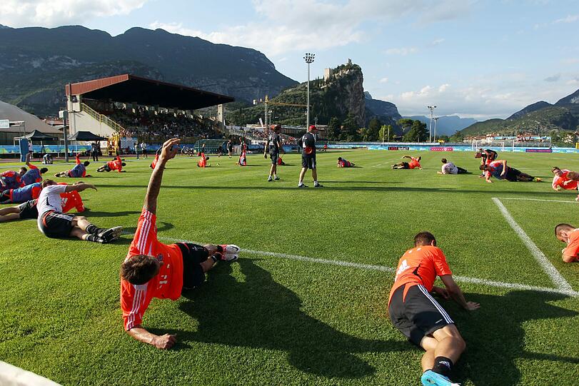 Eine Stunde und sechs Minuten trainieren die Bayern-Profis vor 1000 Fans im Stadio Comunale von Arco. Sieben Jugendspieler sind mit von der Partie - und ein Verletzter geht hervor: Trainer Jupp Heynckes zieht sich einen Faserriss zu.