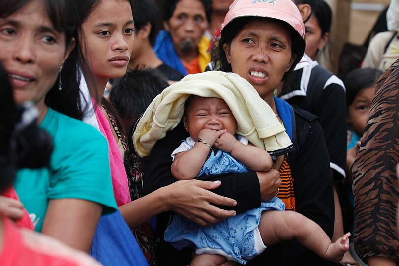 Die Menschen auf den Philippinen stehen vor dem Nichts. Und die Schreckensnachrichten von neuen Stürmen hören nicht auf. Plünderungen sind an der Tagesordnung. Die Menschen kämpfen ums pure Überleben - und gegen Plünderungen.