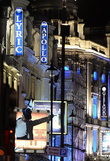 Sehen Sie hier mehr Bilder vom Rettungseinsatz im Londoner Apollo-Theatre in Londern von der Nacht zum Freitag.