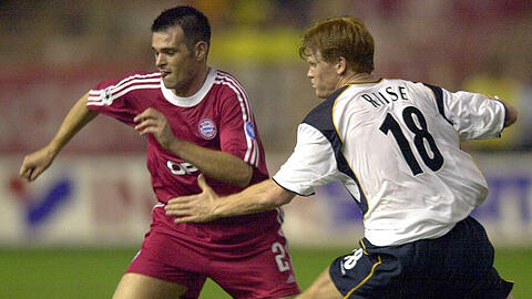 Supercup-Finale am 24. August 2001: Der FC Bayern unterliegt dem FC Liverpool im Stade Louis II in Monte Carlo dem FC Liverpool mit 2:3. Links Bayern-Spieler Willy Sagnol, rechts Liverpools John Arne Riise.