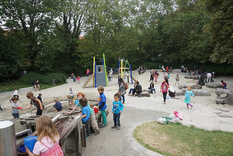 Vom Kleinkindbereich bis zum Streetball-Platz: Der Spielplatz an der Münchner Freiheit wurde von Grund auf saniert.