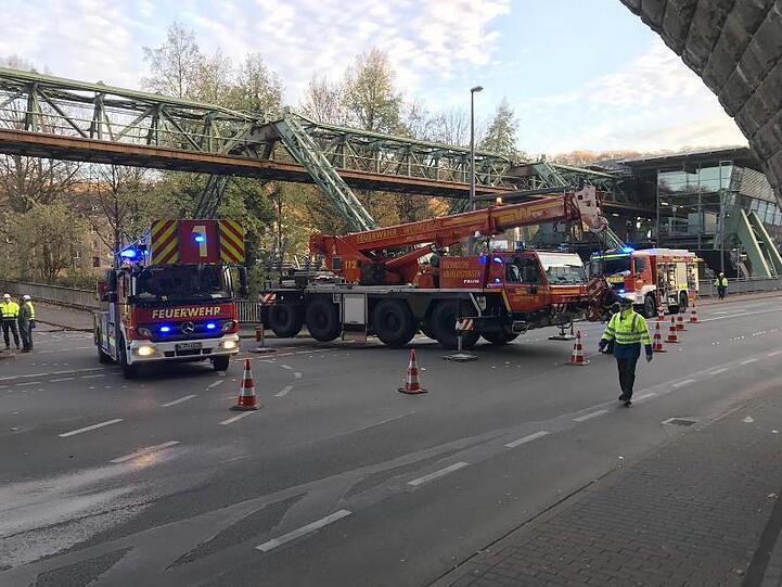 Die Wuppertaler Feuerwehr sichert den Gleisabschnitt der Schwebebahn, nachdem sich dort eine Stromschiene gelöst hatte und in die Tiefe gefallen war.