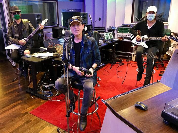 Die Mitglieder der Rockband Scorpions: Rudolf Schenker, Klaus Meine und Matthias Jabs (l-r), arbeiten in den Peppermint Park Studios an einem neuen Album.