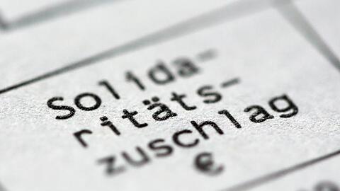 Die SPD hatte vorgeschlagen, den Solidaritätszuschlag nicht komplett zu streichen, sondern nur den geplanten Abbau für 90 Prozent der Zahler schon auf diesen Sommer vorzuziehen.