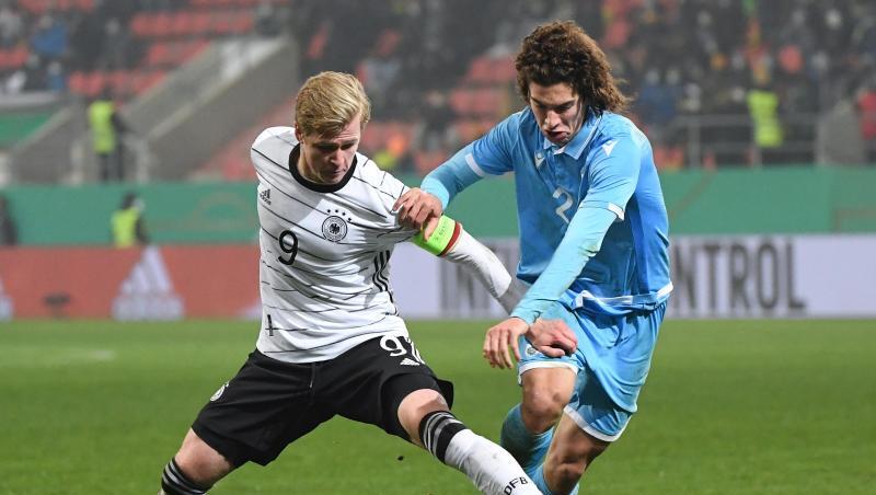 Deutschlands Jonathan Burkardt (l) und San Marinos Simone Franciosi kämpfen um den Ball.