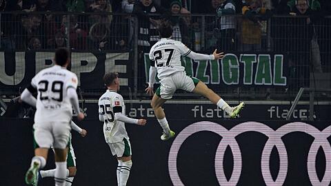 Rocco Reitz (r) ist seit seiner Geburt Mitglied von Borussia Mönchengladbach.