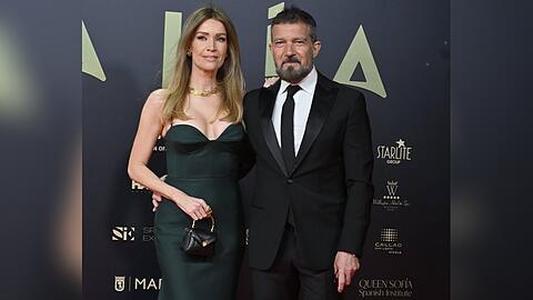 Antonio Banderas und seine Partnerin Nicole Kimpel zusammen auf dem roten Teppich der Talia Awards 2024 in Madrid.