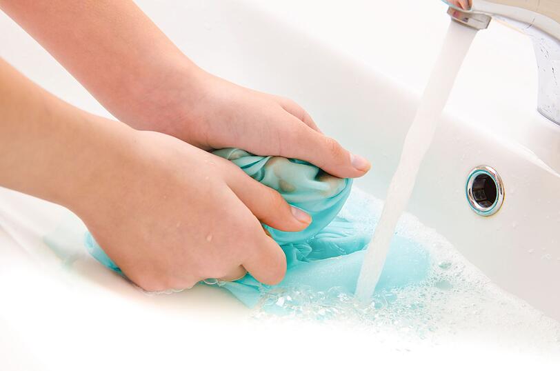 Haben Sie Verschmutzungen oder Flecken an Kleidungsst&uuml;cken, k&ouml;nnen Sie diese mit Backpulver vorbehandeln. Auf die betroffenen Stellen streuen Sie etwas Pulver, befeuchten es und lassen es f&uuml;r etwa eine Stunde einwirken. Die Kleidungsst&uuml;cke k&ouml;nnen Sie dann wie gewohnt in die Waschmaschine geben oder Sie b&uuml;rsten die Verschmutzungen ab.