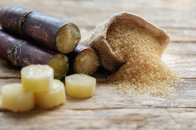 Zucker in der Ern&auml;hrung wird oft verteufelt, doch als Anti-Aging-Waffe ist Rohrzucker ein Geheimtipp. Die enthaltene Glycols&auml;ure kann tief in die Haut eindringen und Zellen reparieren. Um abgestorbene Hautpartikel zu entfernen, kann Rohrzucker auch als Bestandteil eines Peelings verwendet werden.