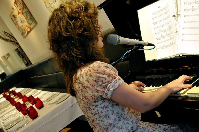 Konservenmusik? Fehlanzeige. Jeden Abend sitzt ab 20 Uhr ein Musiker am Piano.
