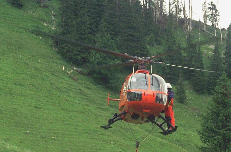 Mit einem Rettungshubschrauber wurde eine tote Frau bei Farchant ins Tal gebracht. Sie war auf dem Hohen Fricken tödlich verunglückt. (Archivbild)